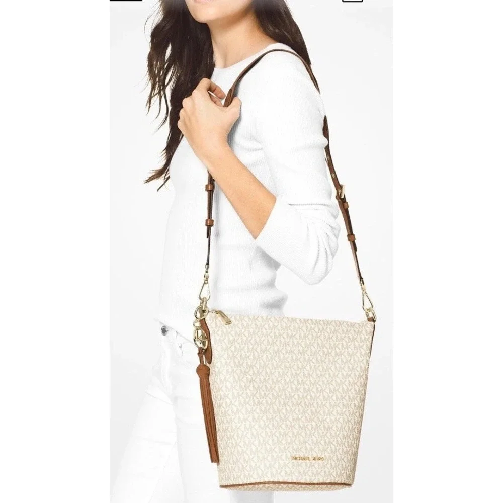 Michael Kors Brooke Medium Bucket Shoulder Messanger Bag Mono Vanilla NWT‎